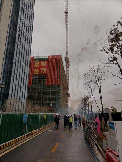 熱烈慶祝廟山光電子信息產(chǎn)業(yè)園(一期)倒班樓項目喜封金頂(圖2) 熱烈慶祝廟山光電子信息產(chǎn)業(yè)園(一期)倒班樓項目喜封金頂(圖2)