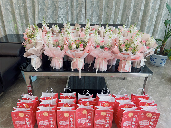 芬芳慶三八    鮮花獻(xiàn)巾幗